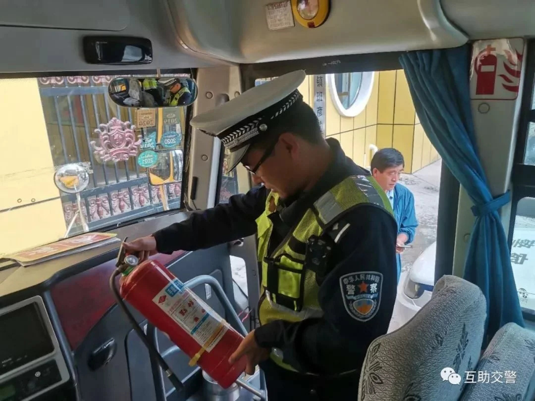 開學季，互助交警開展校車安全大檢查