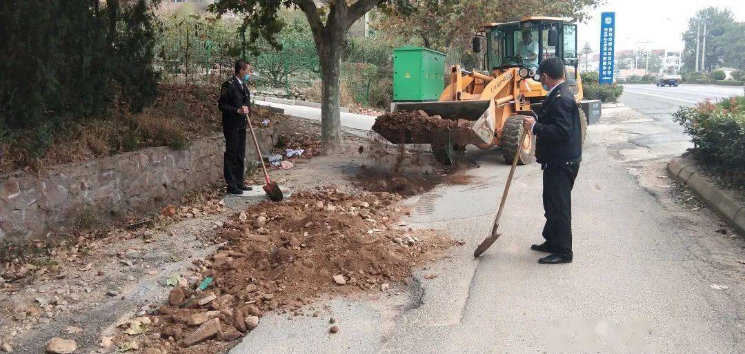 最美校車人 | 交運溫馨校車駕駛員齊心協力填平校園路 最美校車人 | 交運溫馨校車駕駛員齊心協力填平校園路