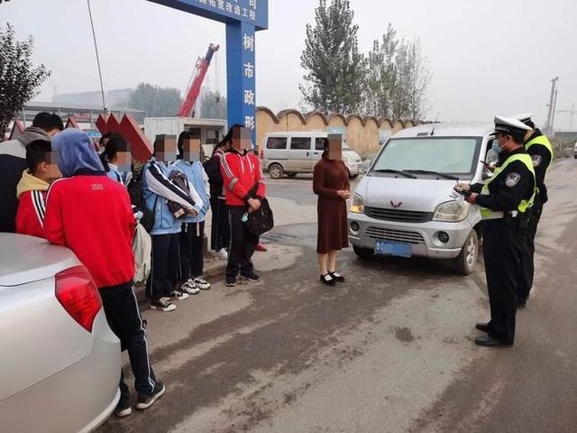 面包車變身“校車”?交警及時叫停! 面包車變身“校車”?交警及時叫停!