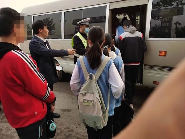 面包車變身“校車”?交警及時叫停! 面包車變身“校車”?交警及時叫停!