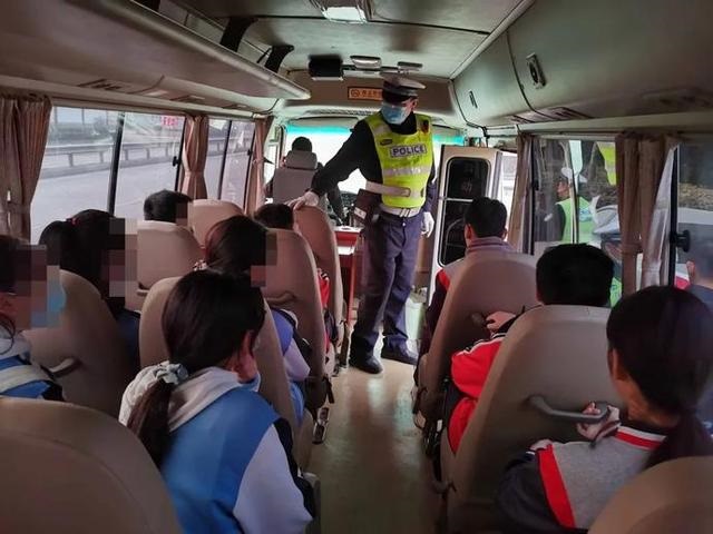 面包車變身“校車”?交警及時叫停! 面包車變身“校車”?交警及時叫停!