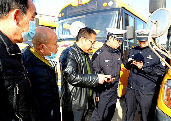 山西臨猗對校車進行全面安全檢查并簽訂責任書/ 山西臨猗對校車進行全面安全檢查并簽訂責任書