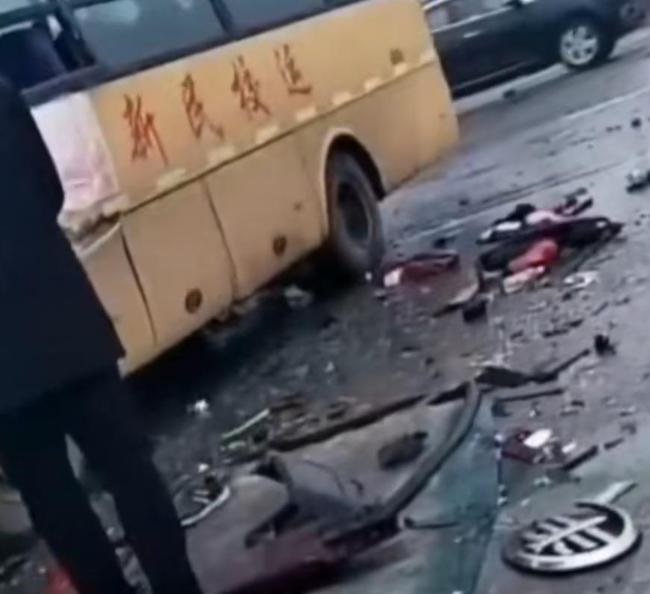 遼寧沈陽一廂式貨車與校車相撞，現場路面到處是車輛殘骸