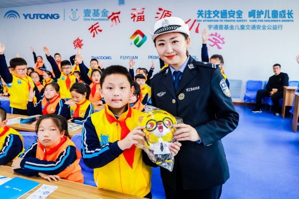 安全“童”行！2020宇通&壹基金兒童交通安全公益行走進肇東