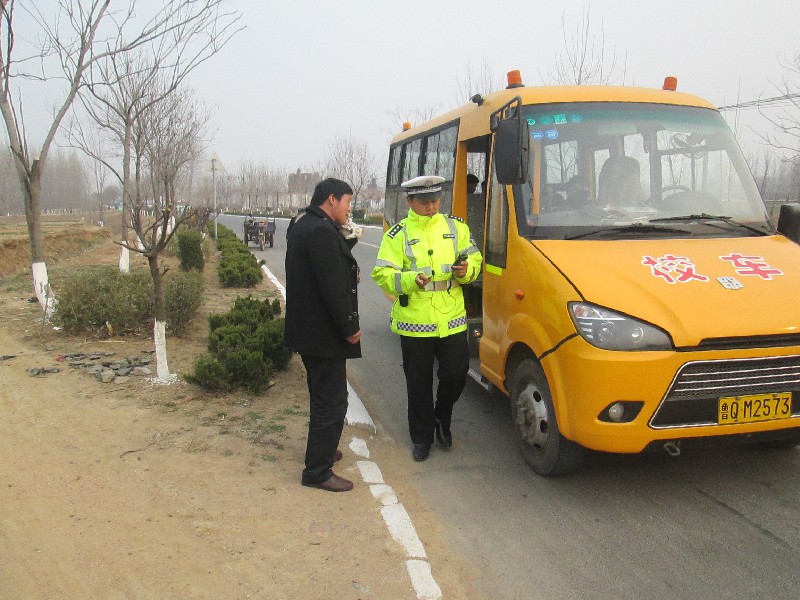山東:莒南交警逐車排查校車力保校車道路交通安全 山東:莒南交警逐車排查校車力保校車道路交通安全