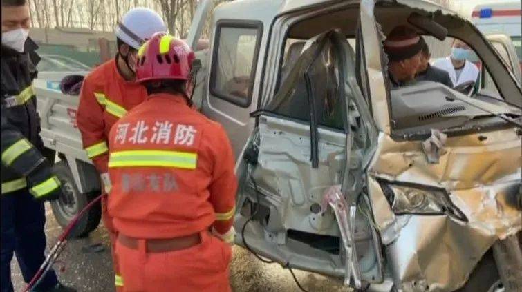 河北唐山:一不小心,“三輪” 與校車“親密接觸”了!萬(wàn)幸的是…… 河北唐山:一不小心,“三輪” 與校車“親密接觸”了!萬(wàn)幸的是……