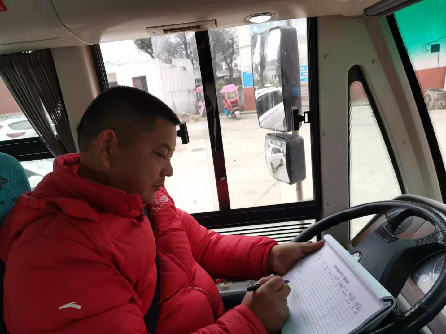 校車司機劉中華:扎根桃花山 情系學生安全 校車司機劉中華:扎根桃花山 情系學生安全