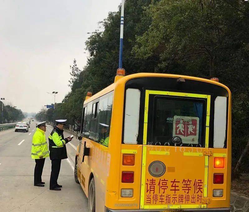 江西九江:沒有駕駛資格竟敢開校車,司機被處“記12分+降級+罰款” 江西九江:沒有駕駛資格竟敢開校車,司機被處“記12分+降級+罰款”