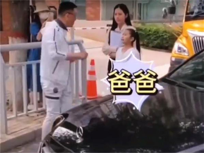 奔馳車主別停校車,與司機(jī)唇槍舌戰(zhàn),小女孩上前將其“制服”! 奔馳車主別停校車,與司機(jī)唇槍舌戰(zhàn),小女孩上前將其“制服”!