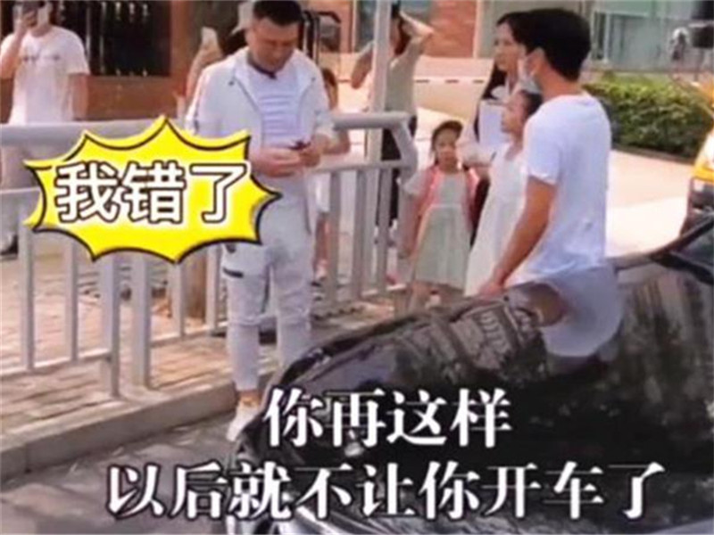 奔馳車主別停校車,與司機(jī)唇槍舌戰(zhàn),小女孩上前將其“制服”! 奔馳車主別停校車,與司機(jī)唇槍舌戰(zhàn),小女孩上前將其“制服”!