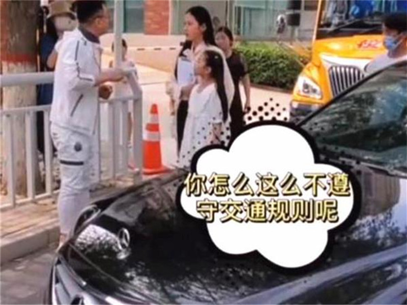 奔馳車主別停校車,與司機(jī)唇槍舌戰(zhàn),小女孩上前將其“制服”! 奔馳車主別停校車,與司機(jī)唇槍舌戰(zhàn),小女孩上前將其“制服”!