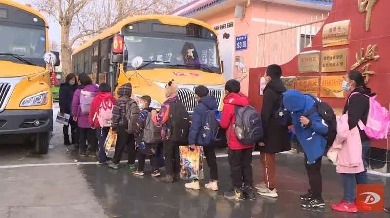 甘肅敦煌農村學生坐上標準校車去上學/ 甘肅敦煌農村學生坐上標準校車去上學