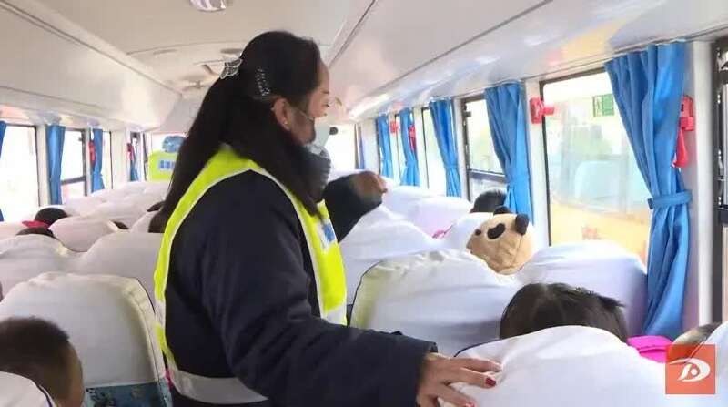 甘肅敦煌農村學生坐上標準校車去上學/ 甘肅敦煌農村學生坐上標準校車去上學