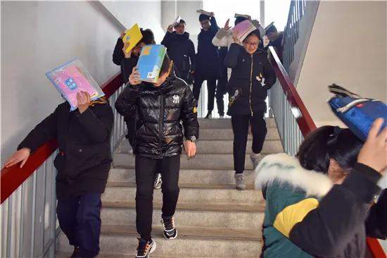 江蘇海安:年末歲底繃緊弦 校車、防震雙演練 江蘇海安:年末歲底繃緊弦 校車、防震雙演練