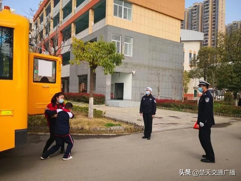 洪山交警進校園開展校車事故與消防應急演練活動