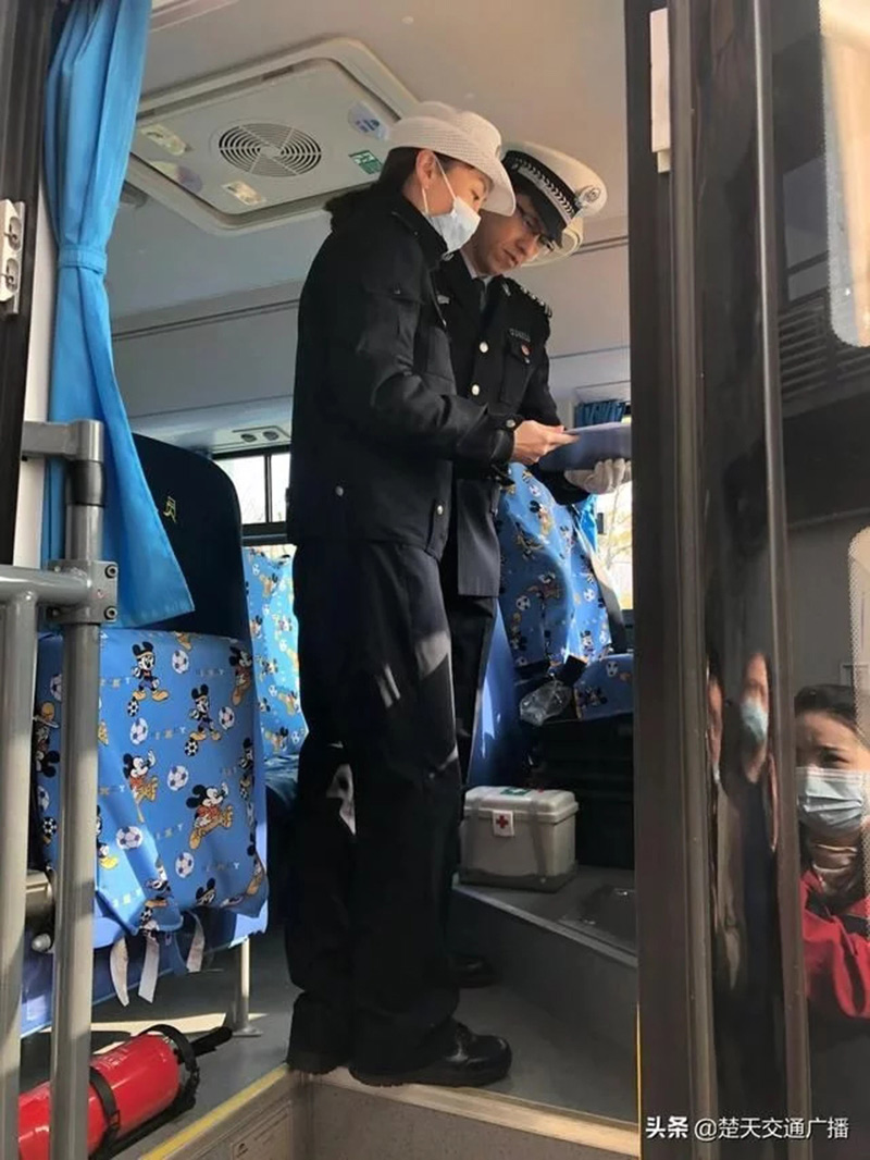 洪山交警進校園開展校車事故與消防應急演練活動