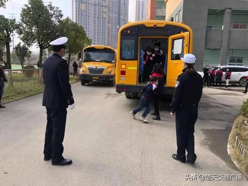 洪山交警進校園開展校車事故與消防應急演練活動