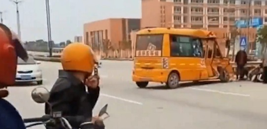 廣東一幼兒園校車與貨車相撞,造成6人受傷!家長要記住這些減輕傷害的措施 廣東一幼兒園校車與貨車相撞,造成6人受傷!家長要記住這些減輕傷害的措施