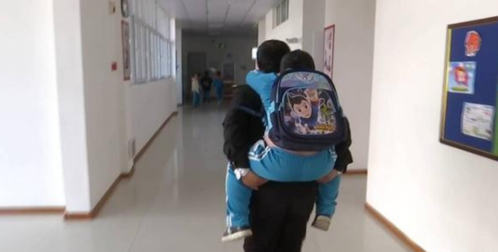 最美校車人 | 56歲“校車爸爸”1000多次接送“漸凍”兒童,風雨無阻,網友點贊 最美校車人 | 56歲“校車爸爸”1000多次接送“漸凍”兒童,風雨無阻,網友點贊