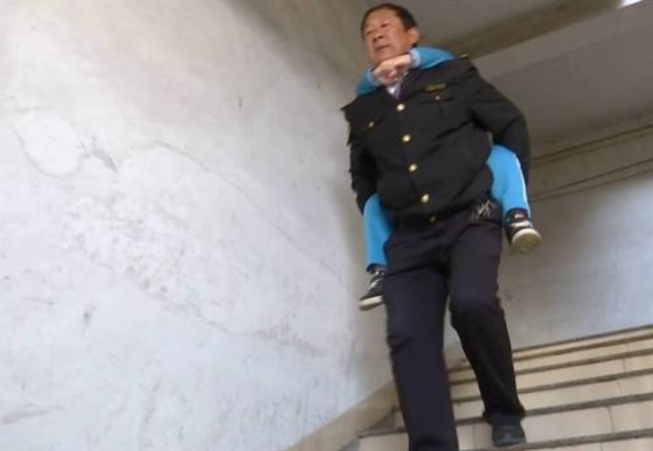 最美校車人 | 56歲“校車爸爸”1000多次接送“漸凍”兒童,風雨無阻,網友點贊 最美校車人 | 56歲“校車爸爸”1000多次接送“漸凍”兒童,風雨無阻,網友點贊