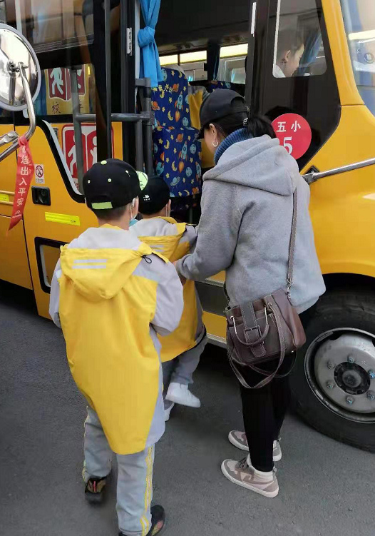 內蒙古錫林浩特:12條定制專線開通,這些小學、幼兒園校車“上崗”了 內蒙古錫林浩特:12條定制專線開通,這些小學、幼兒園校車“上崗”了