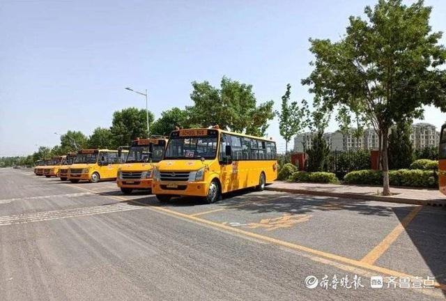 花官鎮:校車有了“專用”停車位 花官鎮:校車有了“專用”停車位