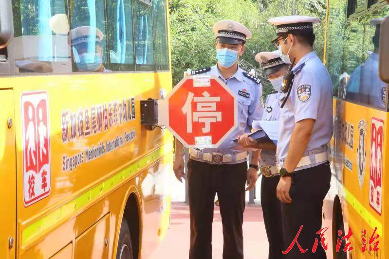 陜西省咸陽市渭城交警為校車“體檢” 確保校車“健康”上路 陜西省咸陽市渭城交警為校車“體檢” 確保校車“健康”上路