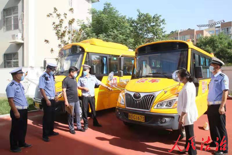 陜西省咸陽市渭城交警為校車“體檢” 確保校車“健康”上路 陜西省咸陽市渭城交警為校車“體檢” 確保校車“健康”上路