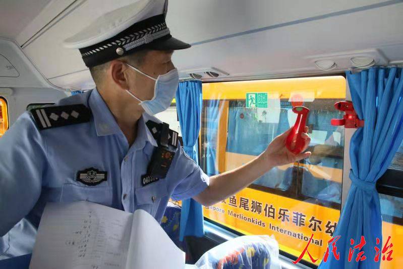 陜西省咸陽市渭城交警為校車“體檢” 確保校車“健康”上路 陜西省咸陽市渭城交警為校車“體檢” 確保校車“健康”上路