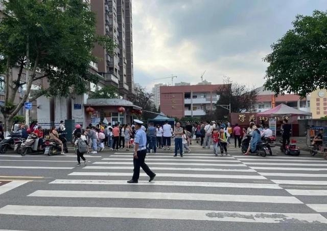 我為群眾辦實事 開學季,宜賓屏山公安“護學崗”全面開啟 我為群眾辦實事 開學季,宜賓屏山公安“護學崗”全面開啟