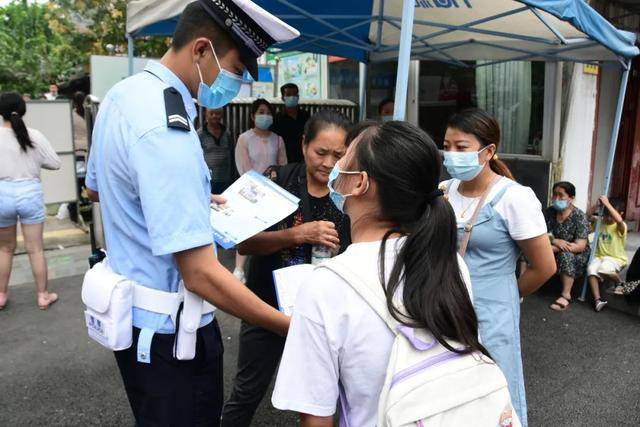 我為群眾辦實事 開學季,宜賓屏山公安“護學崗”全面開啟 我為群眾辦實事 開學季,宜賓屏山公安“護學崗”全面開啟