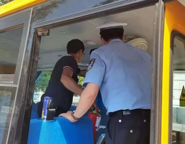 我為群眾辦實事 開學季,宜賓屏山公安“護學崗”全面開啟 我為群眾辦實事 開學季,宜賓屏山公安“護學崗”全面開啟