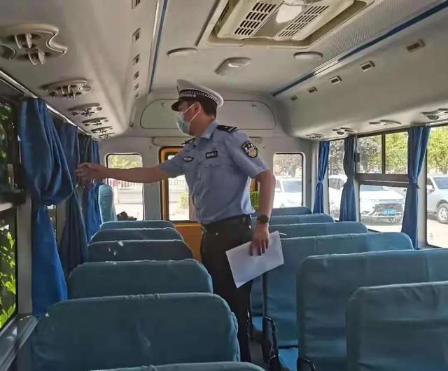 我為群眾辦實事 開學季,宜賓屏山公安“護學崗”全面開啟 我為群眾辦實事 開學季,宜賓屏山公安“護學崗”全面開啟