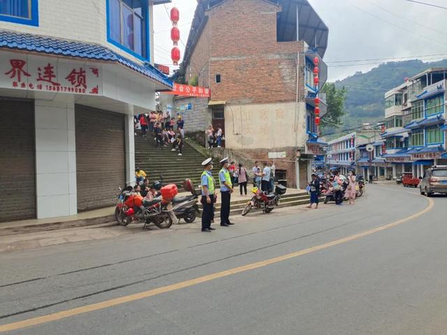 我為群眾辦實事 開學季,宜賓屏山公安“護學崗”全面開啟 我為群眾辦實事 開學季,宜賓屏山公安“護學崗”全面開啟