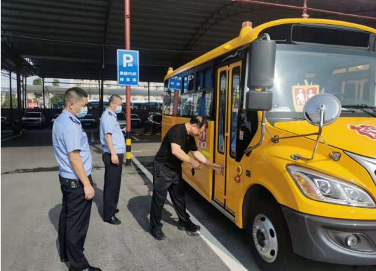 喜迎開學季，長沙岳麓區45輛新校車上崗