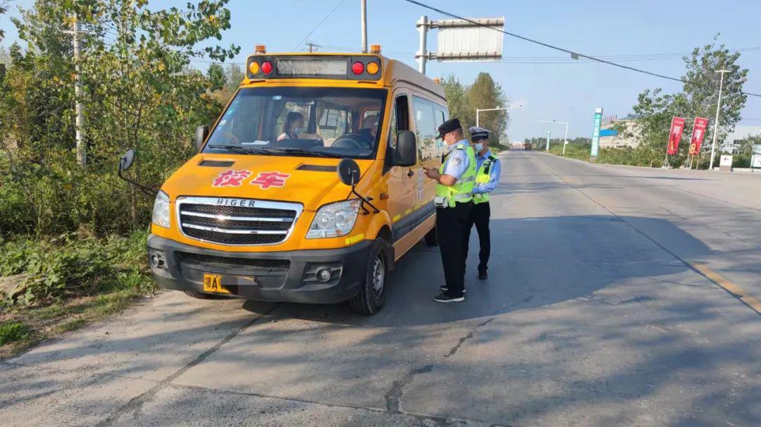 校車“越界”行駛交警緊急“叫停” 校車“越界”行駛交警緊急“叫停”