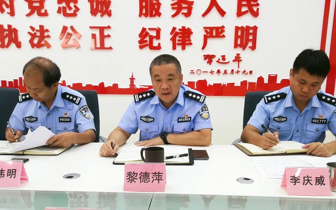 藤縣交警化身“醫生”為校車“體檢”,讓車輛“健康上路” 藤縣交警化身“醫生”為校車“體檢”,讓車輛“健康上路”