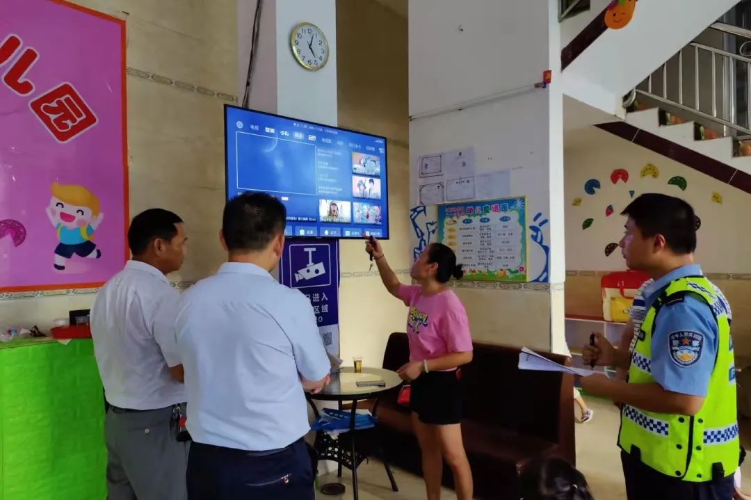 藤縣交警化身“醫生”為校車“體檢”,讓車輛“健康上路” 藤縣交警化身“醫生”為校車“體檢”,讓車輛“健康上路”