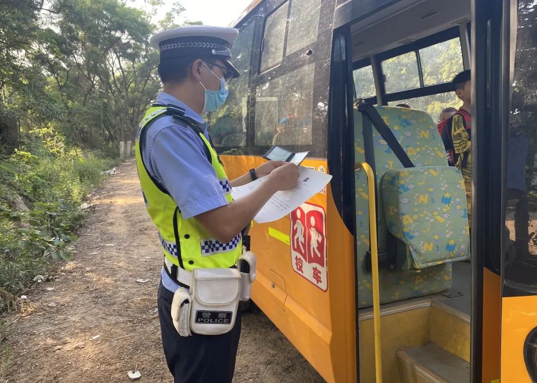 藤縣交警化身“醫生”為校車“體檢”,讓車輛“健康上路” 藤縣交警化身“醫生”為校車“體檢”,讓車輛“健康上路”