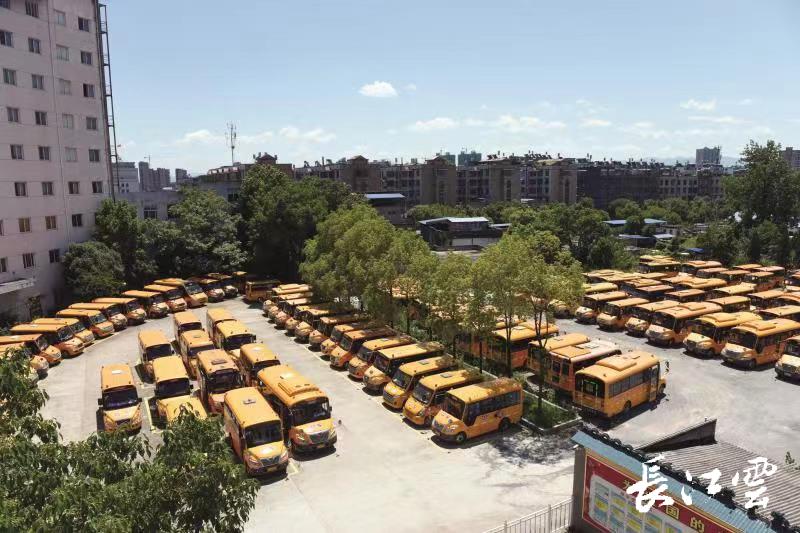 “我要安全”！這個山區(qū)縣1.2萬中小學生坐上智慧校車