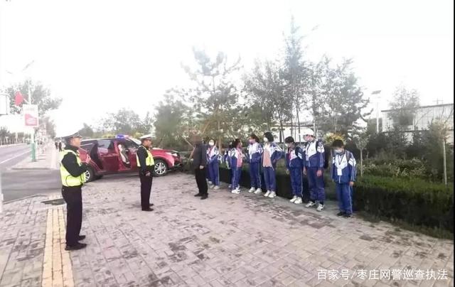 銀川交警查獲一輛“黑校車”,超員運載學生 銀川交警查獲一輛“黑校車”,超員運載學生
