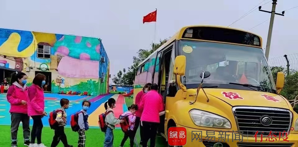 誠信校車祝你“平安乘車,快樂成長” 誠信校車祝你“平安乘車,快樂成長”