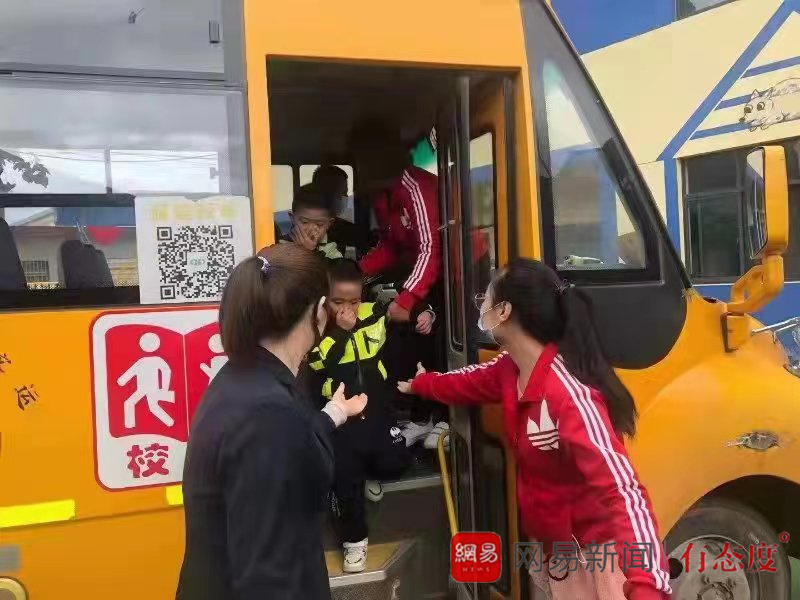 誠信校車祝你“平安乘車,快樂成長” 誠信校車祝你“平安乘車,快樂成長”