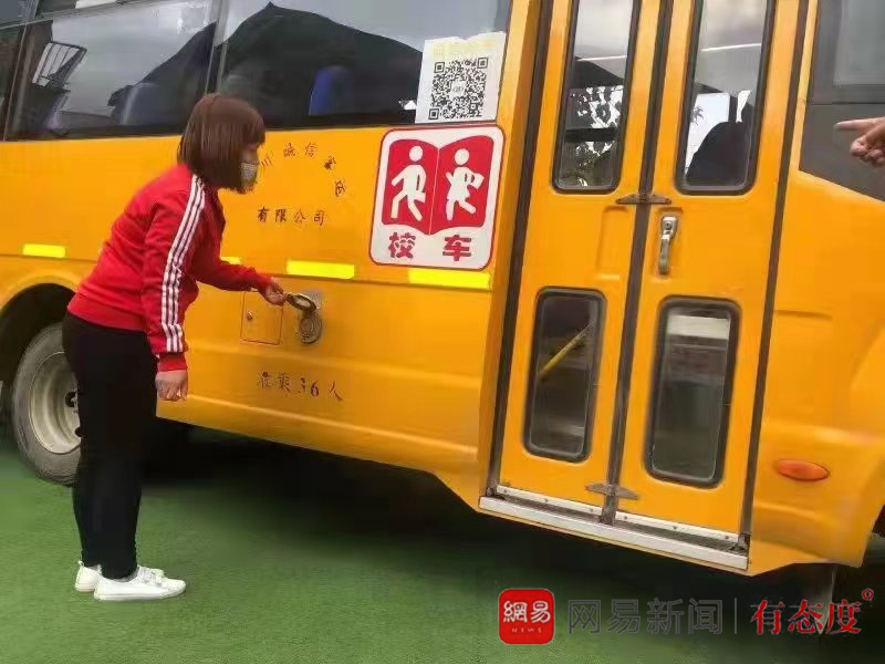 誠信校車祝你“平安乘車,快樂成長” 誠信校車祝你“平安乘車,快樂成長”