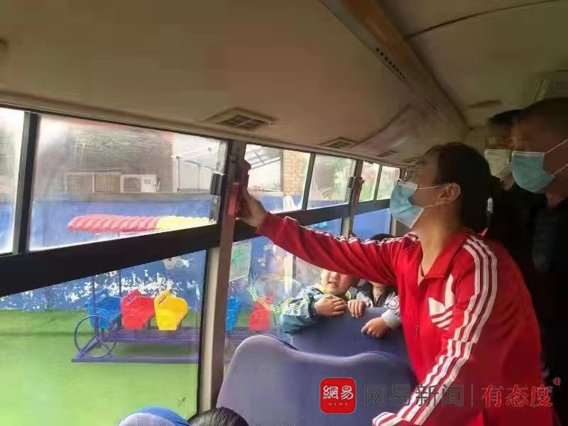 誠信校車祝你“平安乘車,快樂成長” 誠信校車祝你“平安乘車,快樂成長”