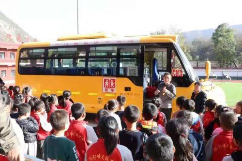 銅川照金:用愛心筑起校車安全的通道 銅川照金:用愛心筑起校車安全的通道