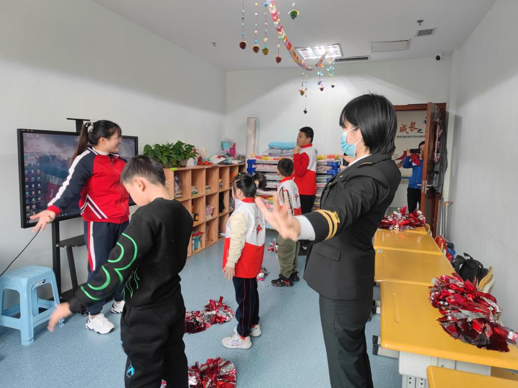 陪伴殘疾孩子,青島城運控股溫馨校車公司開展以“守護溫暖、傳遞關愛”為主題的暖冬系列活動 陪伴殘疾孩子,青島城運控股溫馨校車公司開展以“守護溫暖、傳遞關愛”為主題的暖冬系列活動