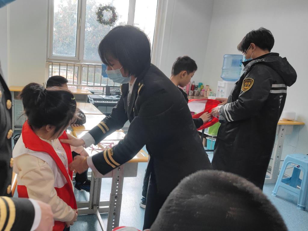 陪伴殘疾孩子,青島城運控股溫馨校車公司開展以“守護溫暖、傳遞關愛”為主題的暖冬系列活動 陪伴殘疾孩子,青島城運控股溫馨校車公司開展以“守護溫暖、傳遞關愛”為主題的暖冬系列活動