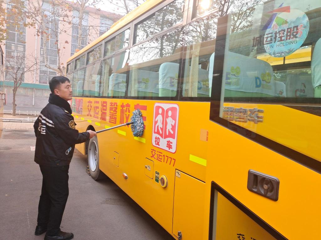 主動抱受傷學生上下學 開校車安全行駛10萬里，守護孩子們安全上下學