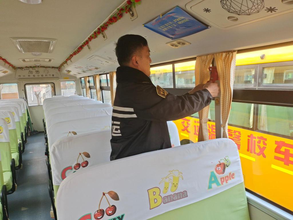 主動抱受傷學生上下學 開校車安全行駛10萬里，守護孩子們安全上下學